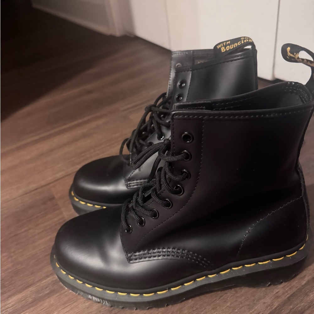 Dr Martens 
1460 WOMEN'S SMOOTH LEATHER LACE UP BOOTS - black size 9 women